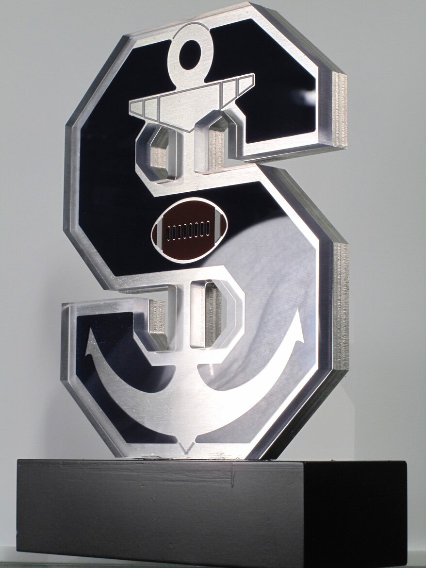 Trofeo ideato per Seamen Milano in alluminio e plex colorato.